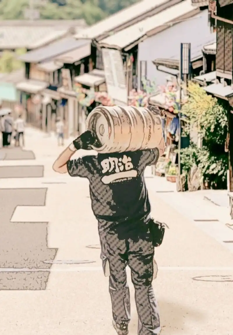 明治屋の配達員が酒樽をかかえる